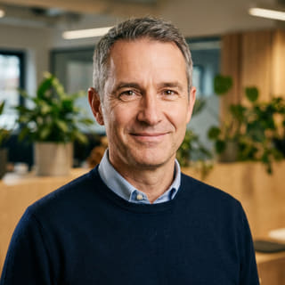 James Mitchell, señalado como Director Ejecutivo en Lucerinver, foto de perfil